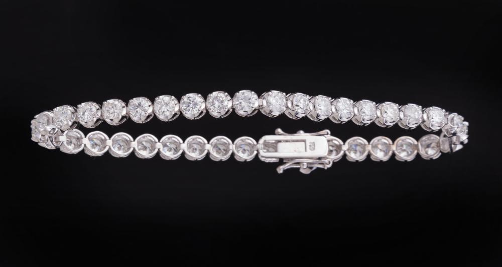 18 KT. WHITE GOLD AND DIAMOND BRACELET18