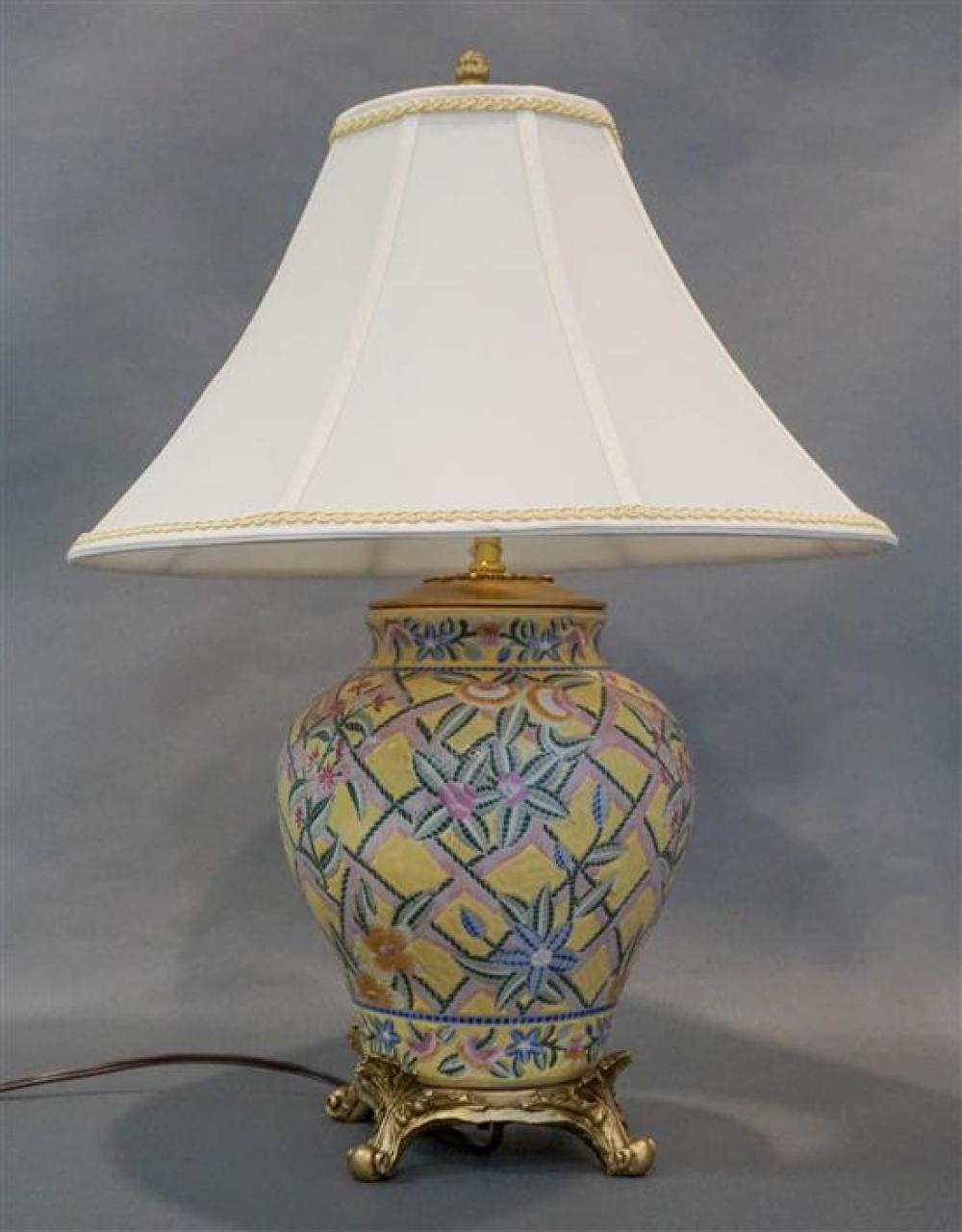 CHINESE PORCELAIN BASE TABLE LAMP  31f5dd