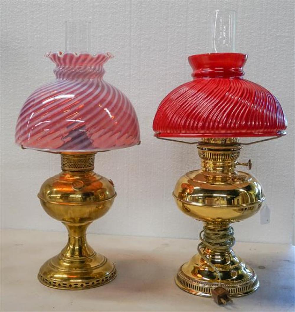 VICTORIAN BRASS KEROSENE LAMP WITH GLASS