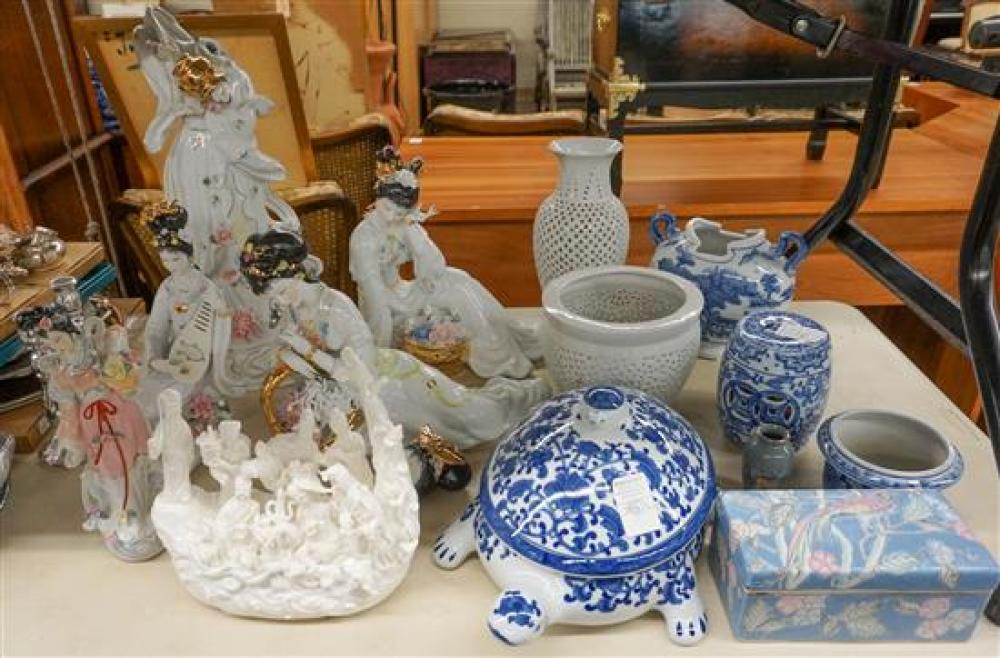 FIVE CHINESE PORCELAIN FIGURINES 31f635