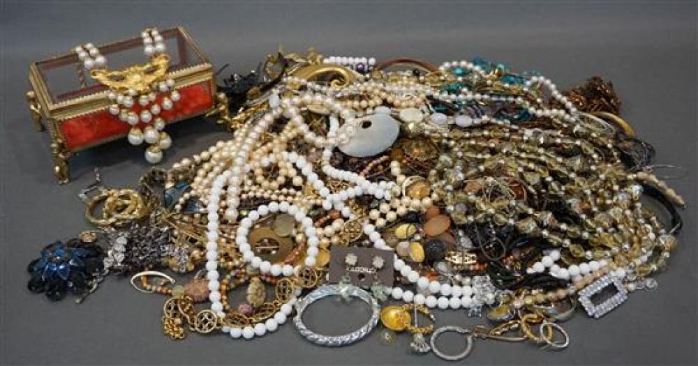 LARGE COLLECTION OF COSTUME JEWELRYLarge 31f82c