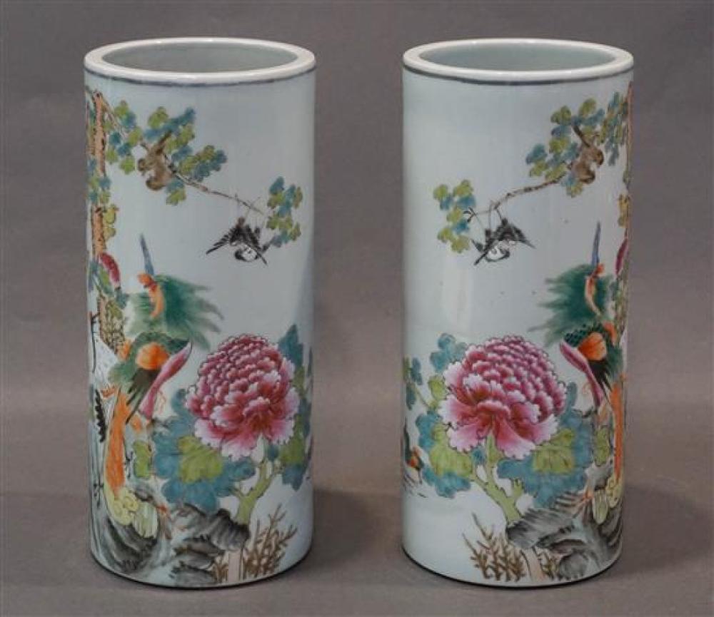 PAIR OF CHINESE FAMILLE ROSE  31f840