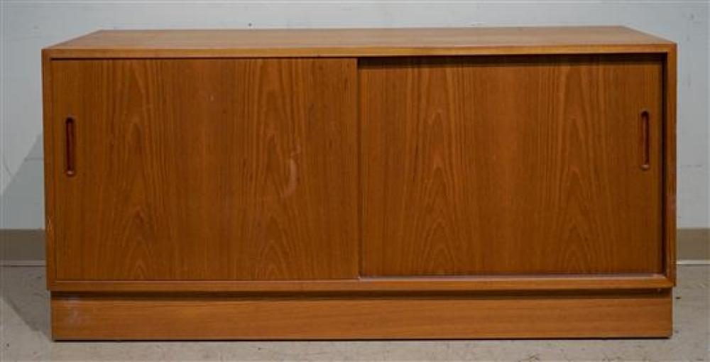 DANISH TEAK SIDE CABINETDanish 31f941