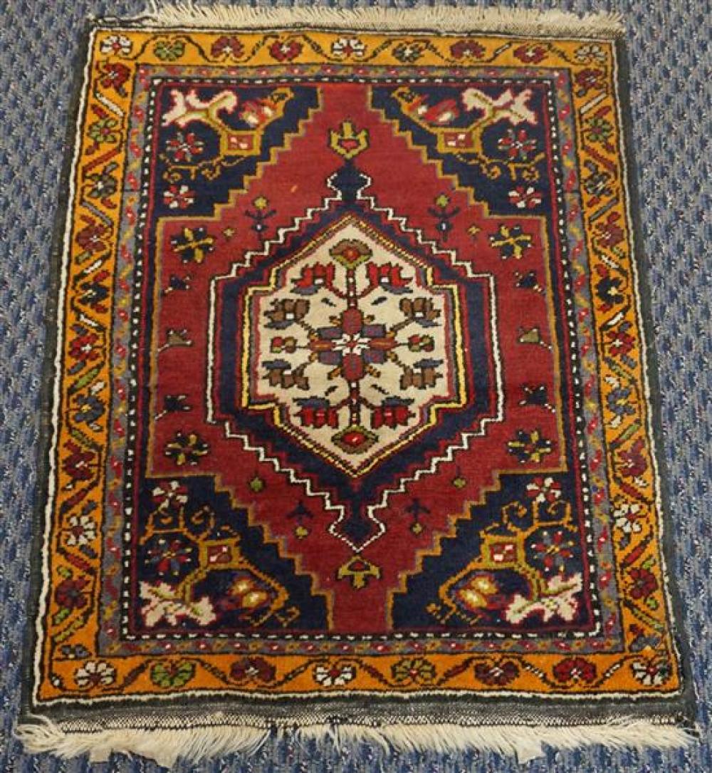 TURKISH RUG 2 FT 11 IN X 2 FT 31fa21