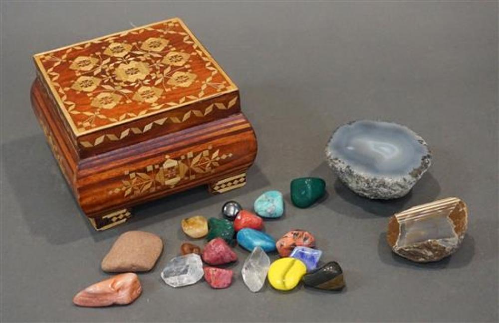 WOOD BOX WITH GEODES AND HARDSTONESWood