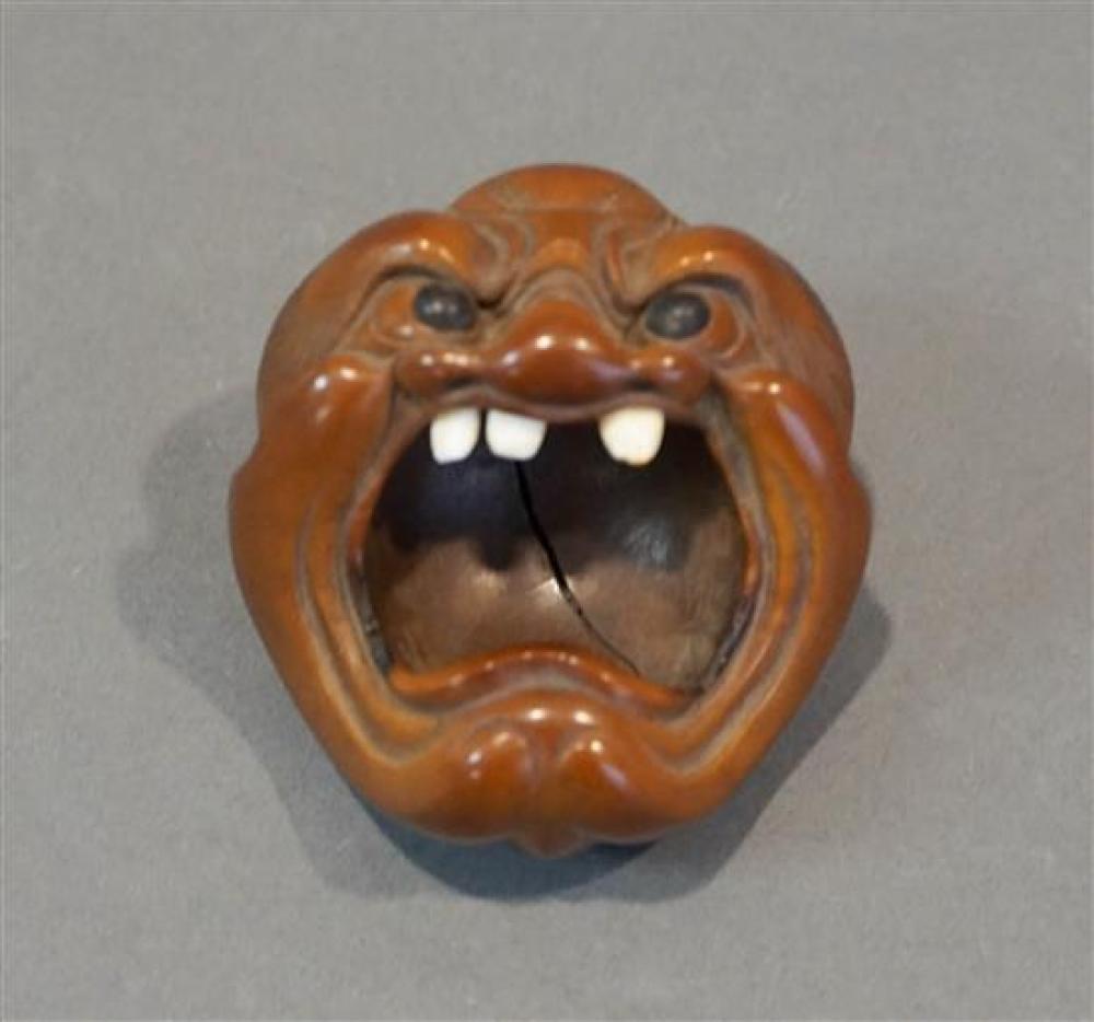 JAPANESE CARVED WOOD MASK NETSUKE  31fe2e