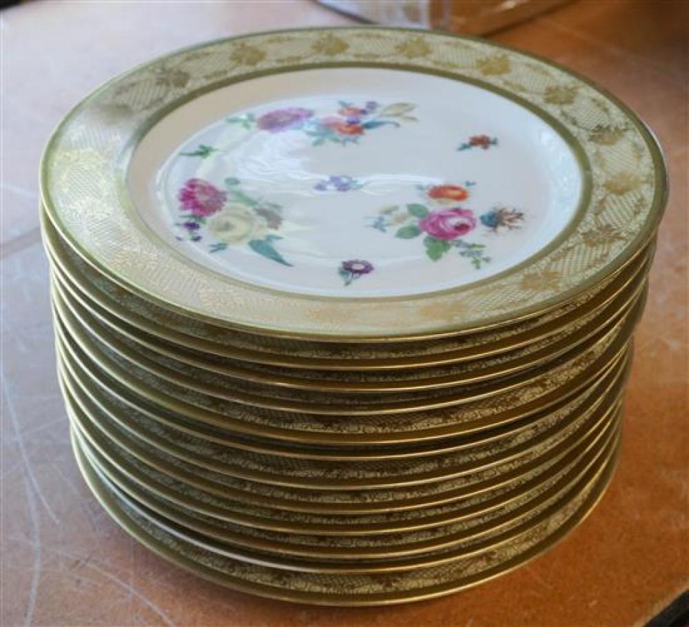 TWELVE BAVARIAN PORCELAIN SERVICE PLATESTwelve