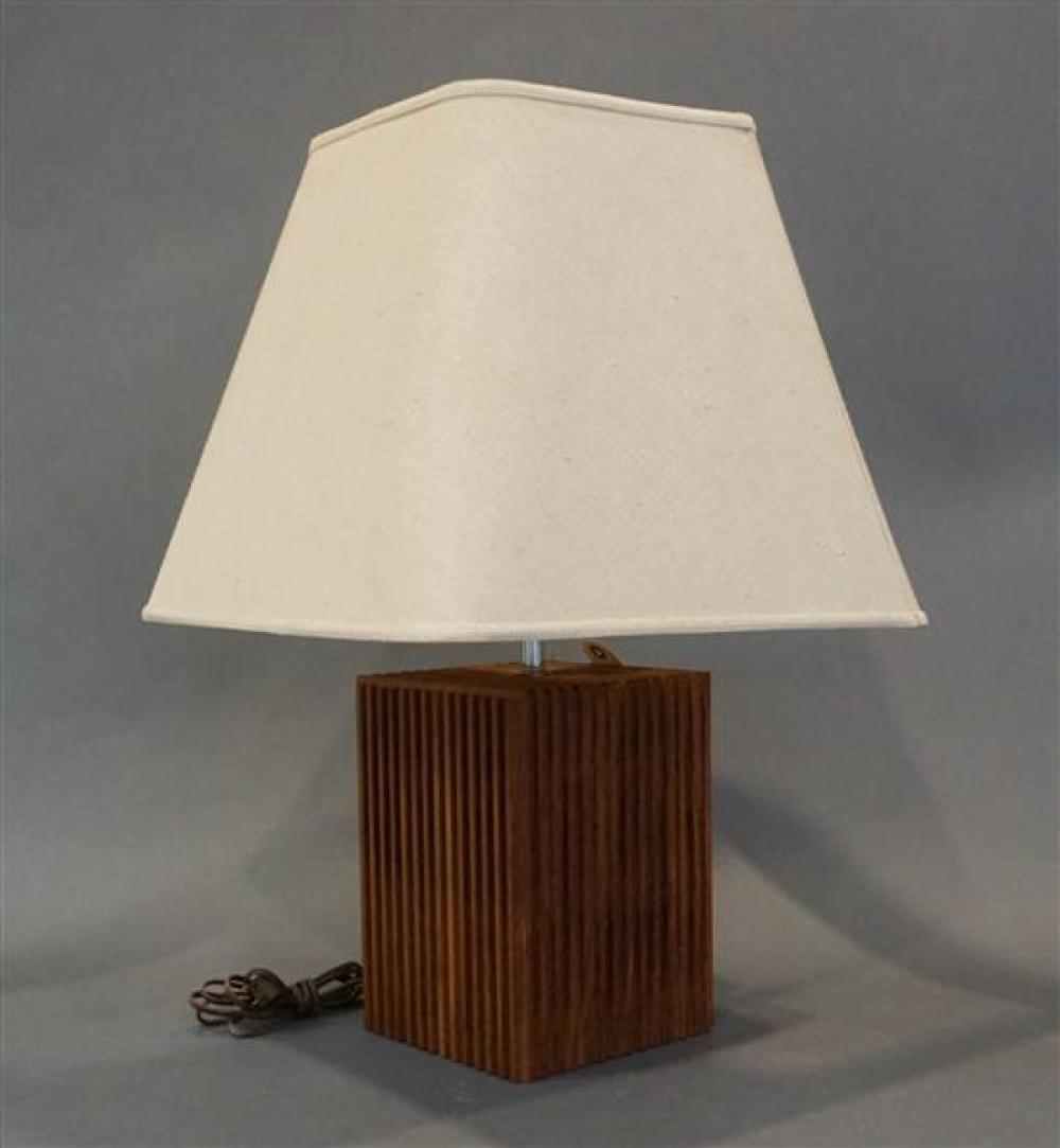 MID CENTURY TEAK TABLE LAMP OVERALL 31ff48