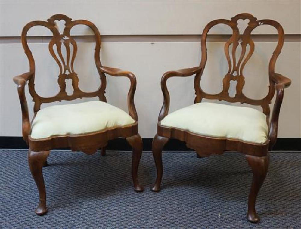 PAIR OF QUEEN ANNE STYLE MAHOGANY 32005d