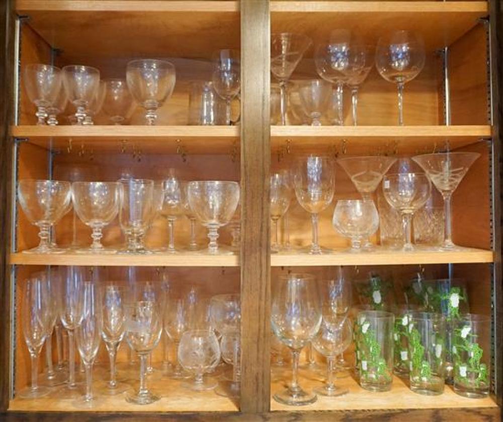 GROUP OF STEMWARE AND GLASSWARE