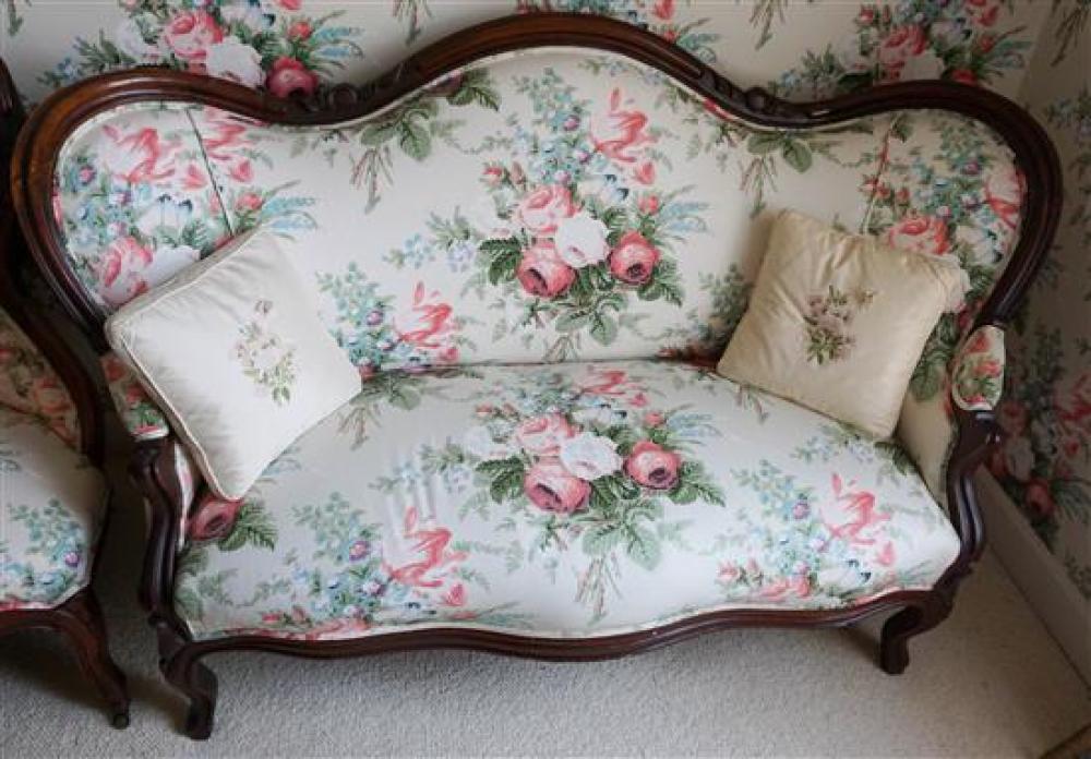 VICTORIAN ROCOCO WALNUT LOVESEATVictorian 320139