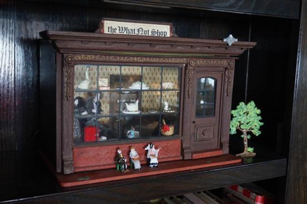 MINIATURE STORE FRONT WITH ACCESSORIESMiniature 320163