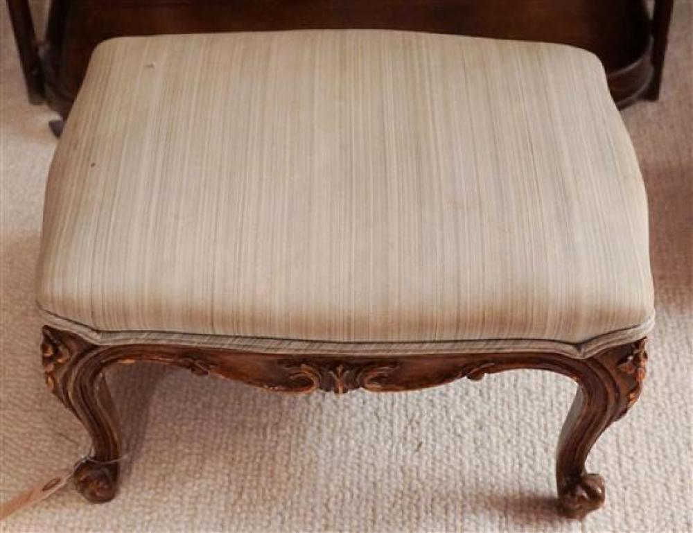 LOUIS XV STYLE WALNUT AND UPHOLSTERED 32028e