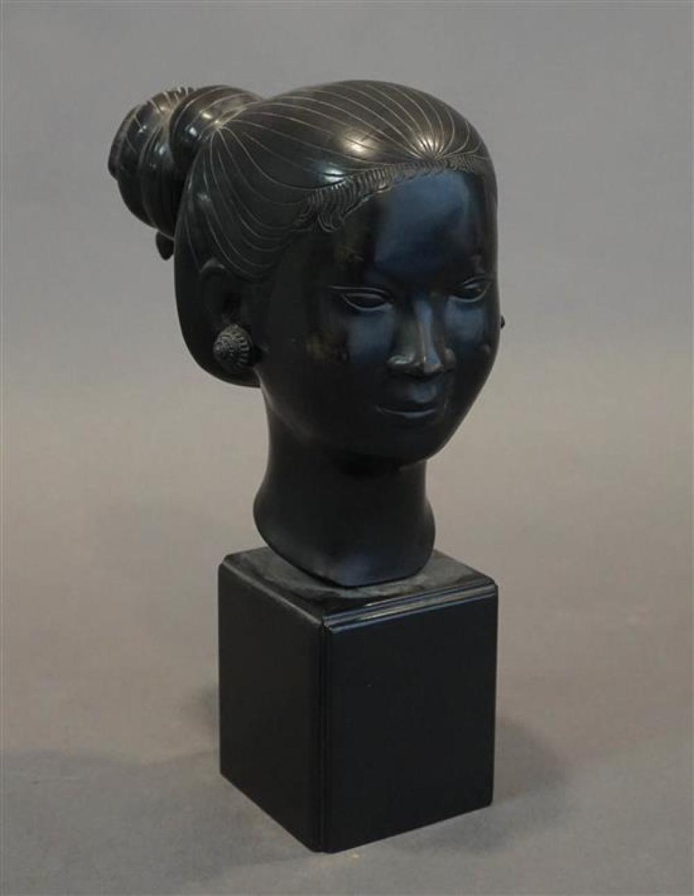 VIETNAMESE BRONZE BUST OF A WOMANVietnamese 32049b