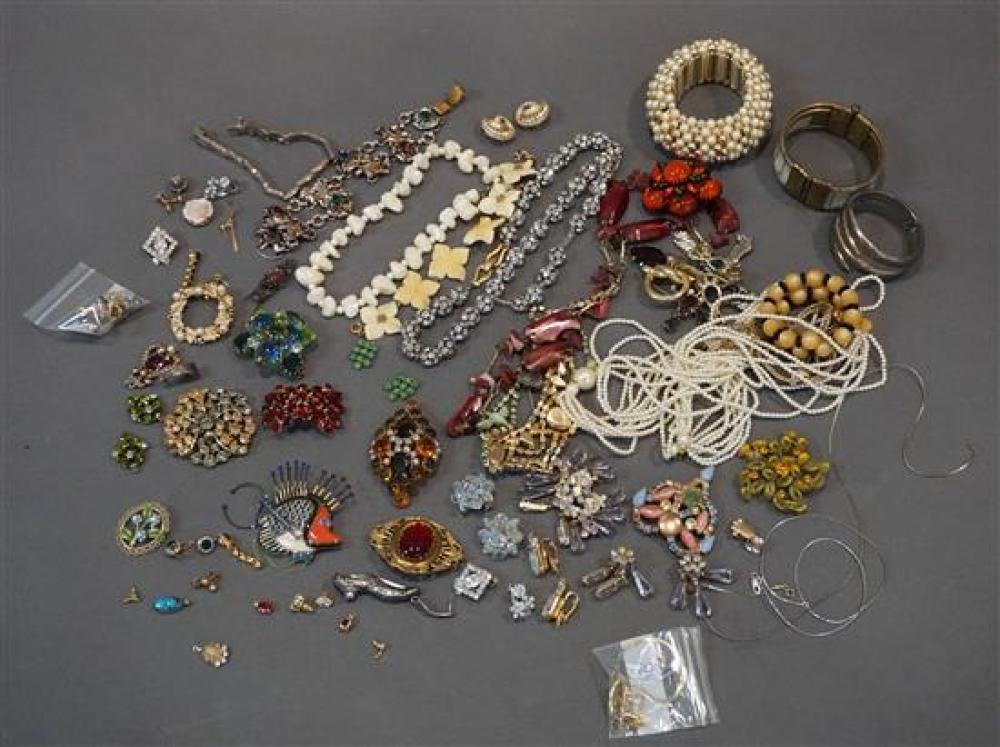 COLLECTION OF COSTUME JEWELRY AND 3204cd