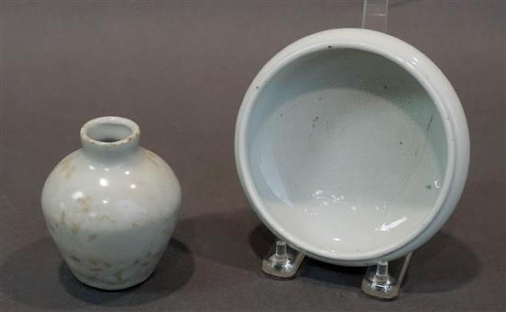 KOREAN WHITE GLAZED CERAMIC INCISED 32067f