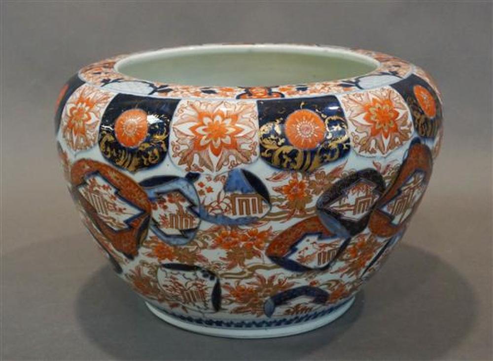 JAPANESE IMARI TYPE PORCELAIN JARDINIèREJapanese