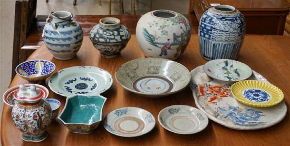 GROUP OF CHINESE POLYCHROME AND 3207f3
