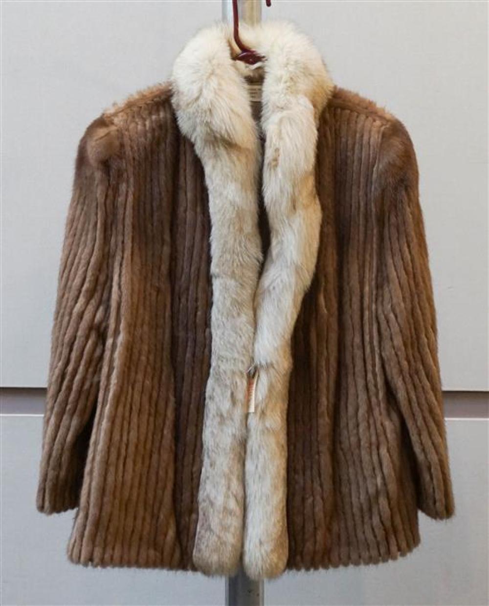 BROWN MINK COAT WITH A FUR COLLARBrown