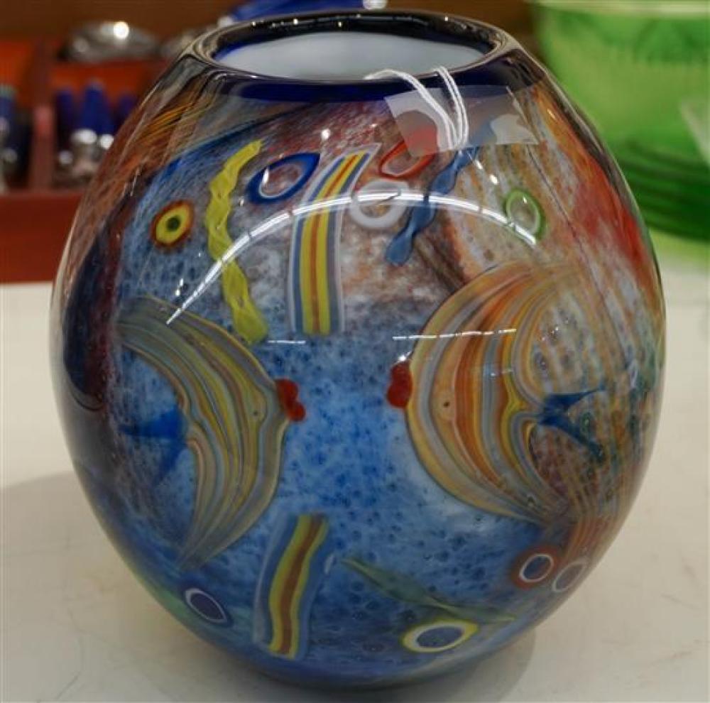 ART GLASS VASE, H: 8 INArt Glass