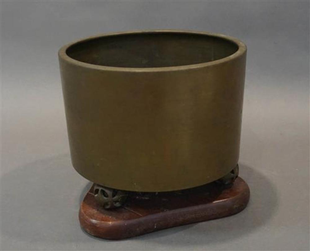 CHINESE BRONZE FOOTED CENSER ON 3208e5