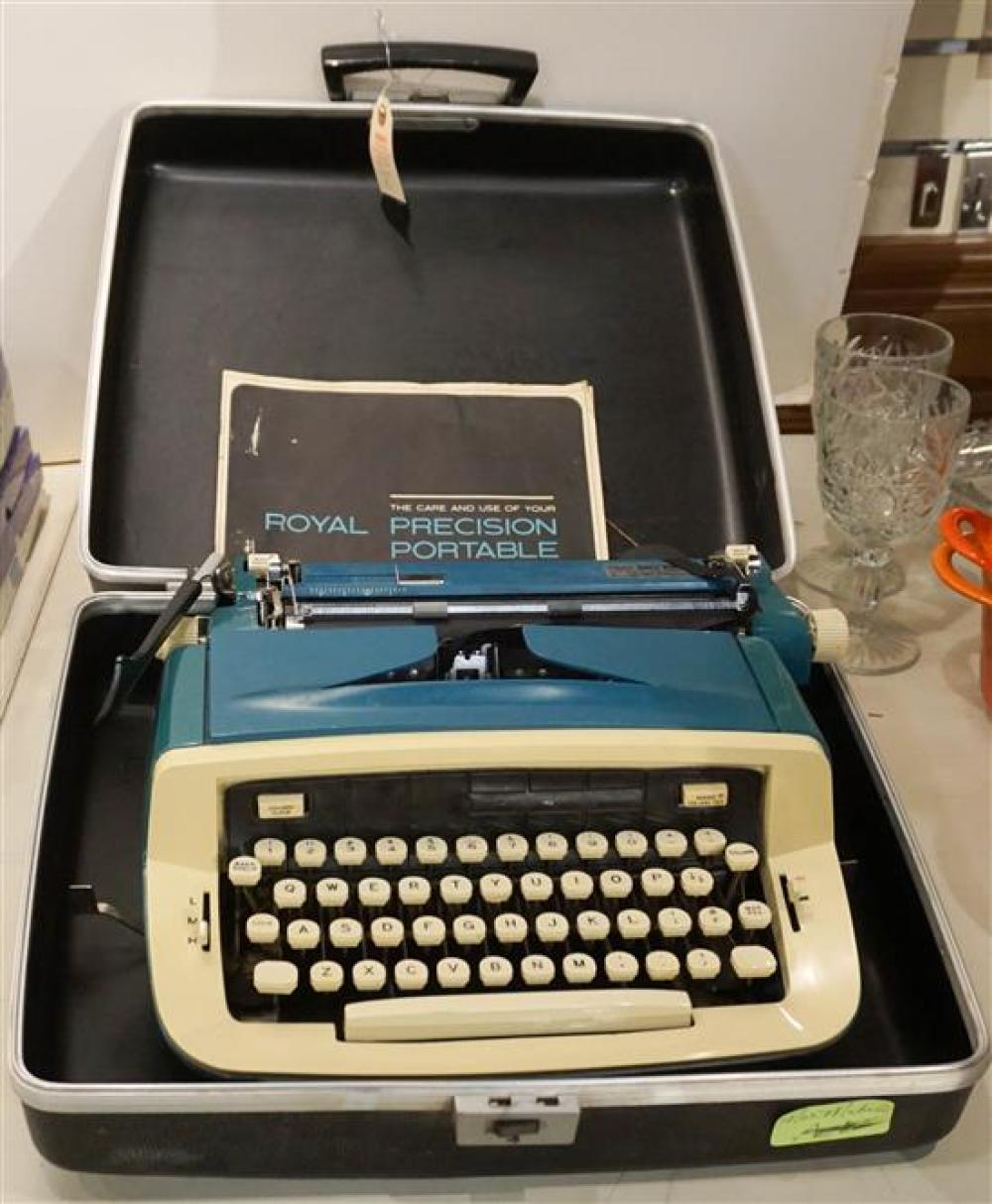 ROYAL TYPEWRITER IN CASERoyal Typewriter 320971