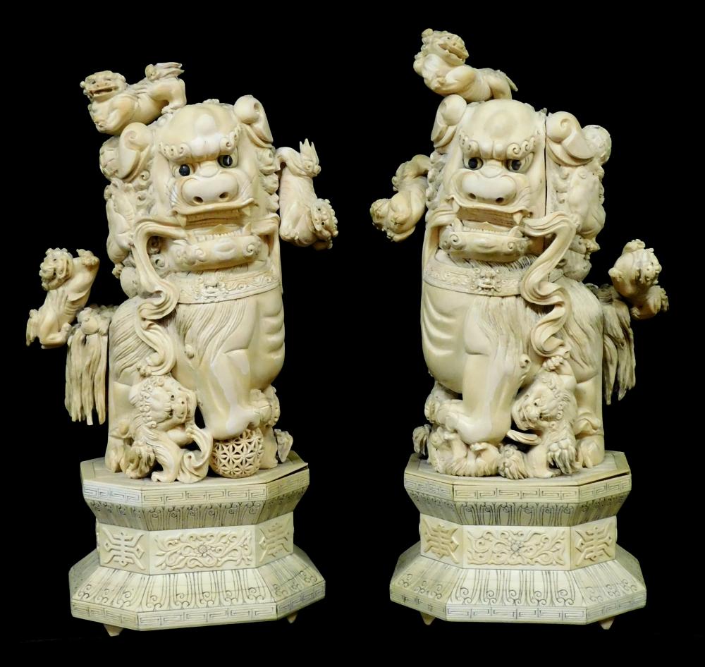 ASIAN PAIR OF CARVED IVORY BUDDHISTIC 31e628