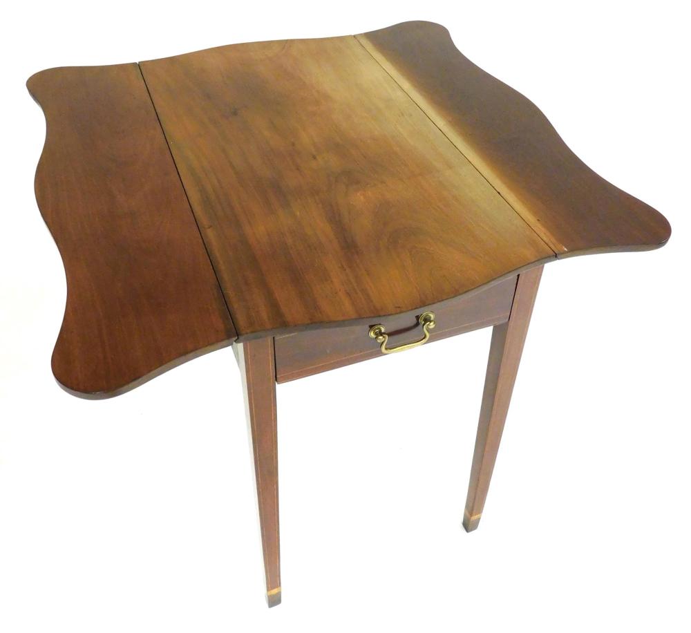 PEMBROKE TABLE WITH SERPENTINE
