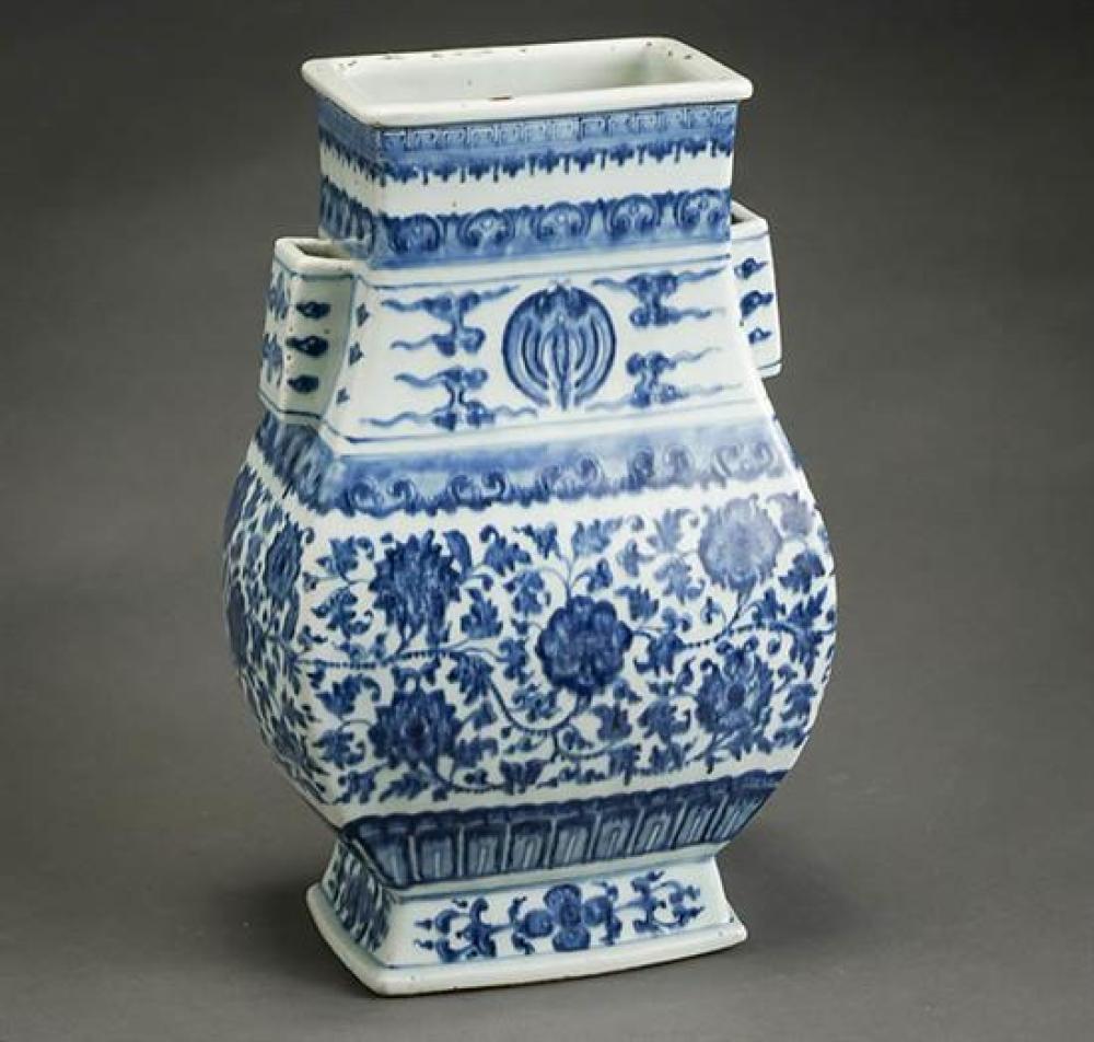 CHINESE BLUE AND WHITE ARROW-FORM