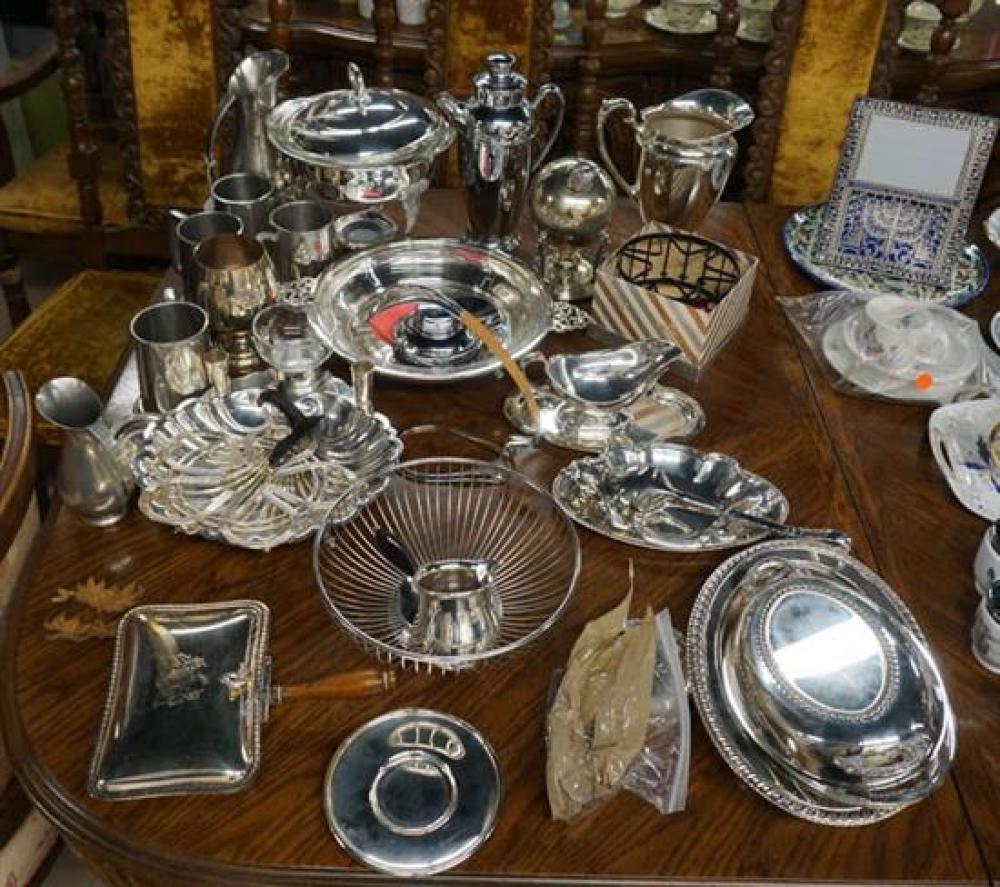 GROUP WITH ASSORTED SILVER PLATE 31ee02