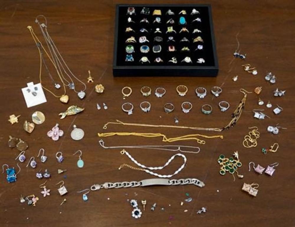 FLAT OF COSTUME JEWELRY INCLUDING 31ef97