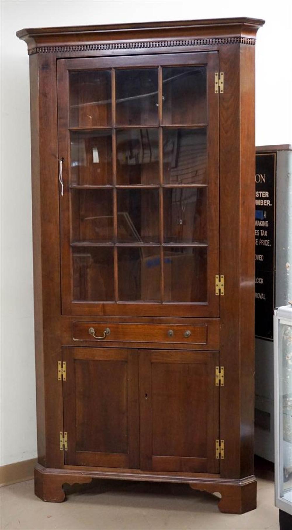 CHIPPENDALE STYLE MAHOGANY CORNER CABINETChippendale