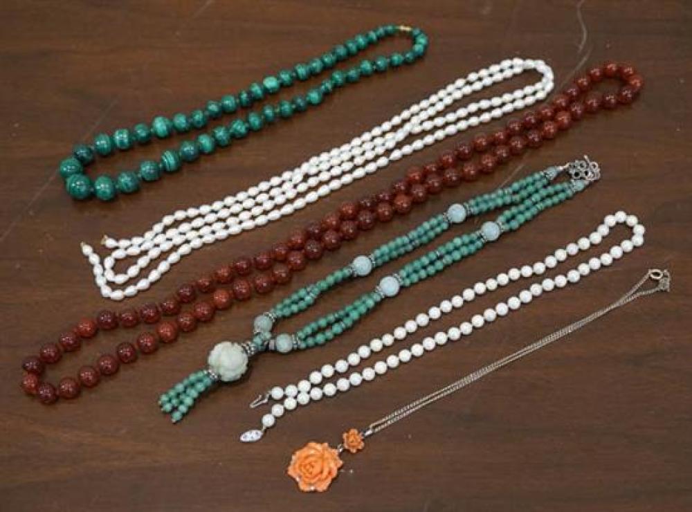 GROUP OF SIX BEADED NECKLACESGroup 31f052