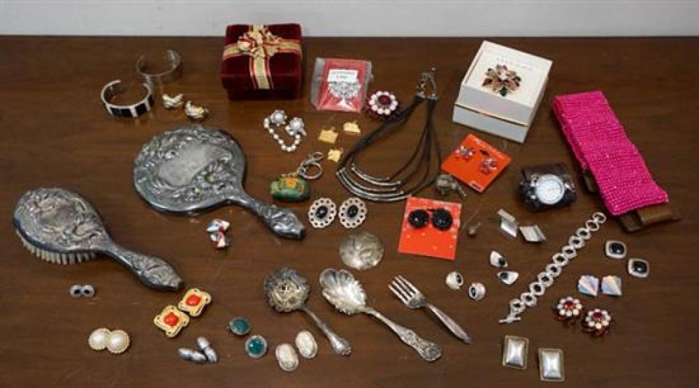 GROUP OF SILVER AND COSTUME JEWELRYGroup 31f054