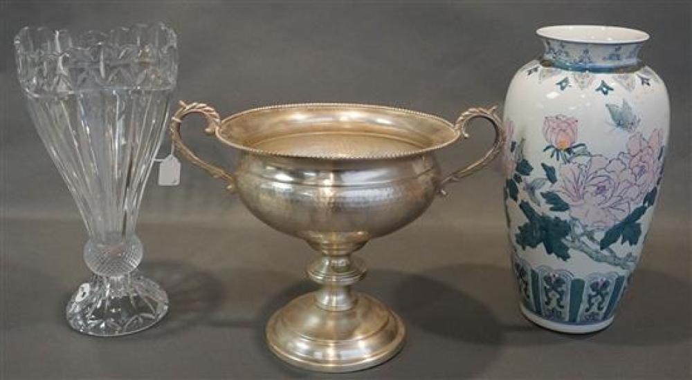 CHINESE PORCELAIN VASE, A HAMMERED METAL