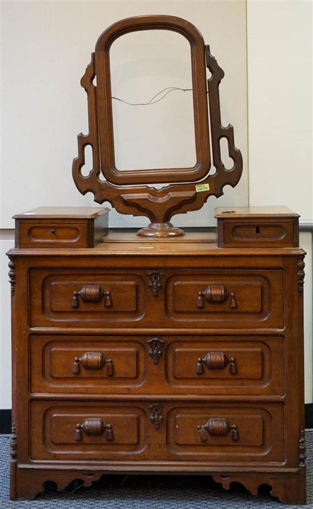 VICTORIAN ROCOCO STYLE WALNUT DRESSER 31f16d