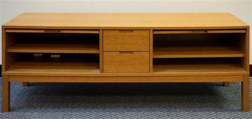 MID CENTURY MODERN OAK SIDEBOARDMid Century 31f190