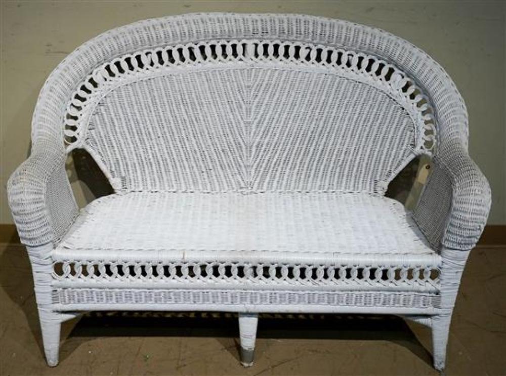 WHITE PAINTED WICKER SETTEEWhite Painted