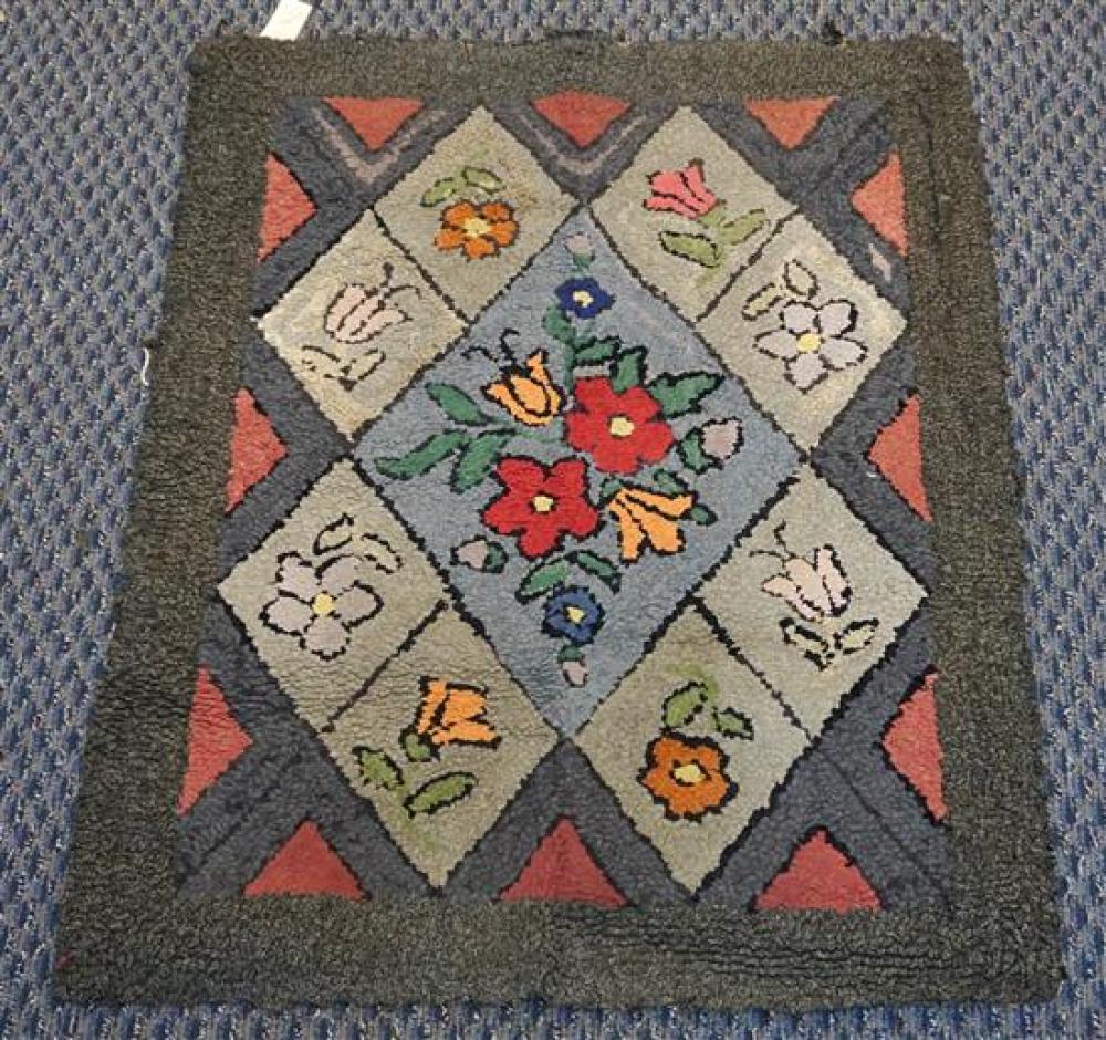 HOOKED SCATTER RUG, 3 FT X 3 FTHooked