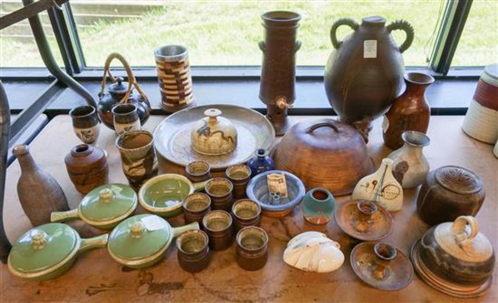GROUP OF MOSTLY MODERN POTTERY 31f3fc
