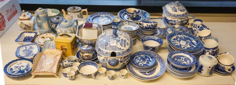 GROUP OF ENGLISH WILLOW PATTERN DINNER