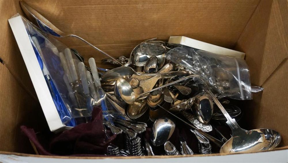 BOX OF STAINLESS STEEL FLATWARE 321c86