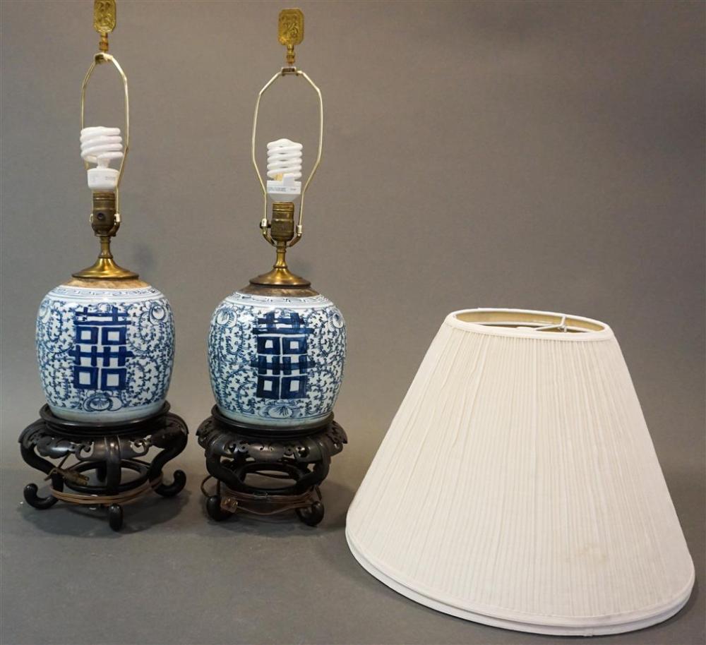 PAIR OF CHINESE BLUE AND WHITE 321d90