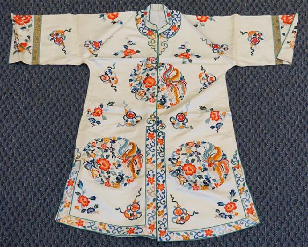 CHINESE EMBROIDERED SILK ROBEChinese 321e3f