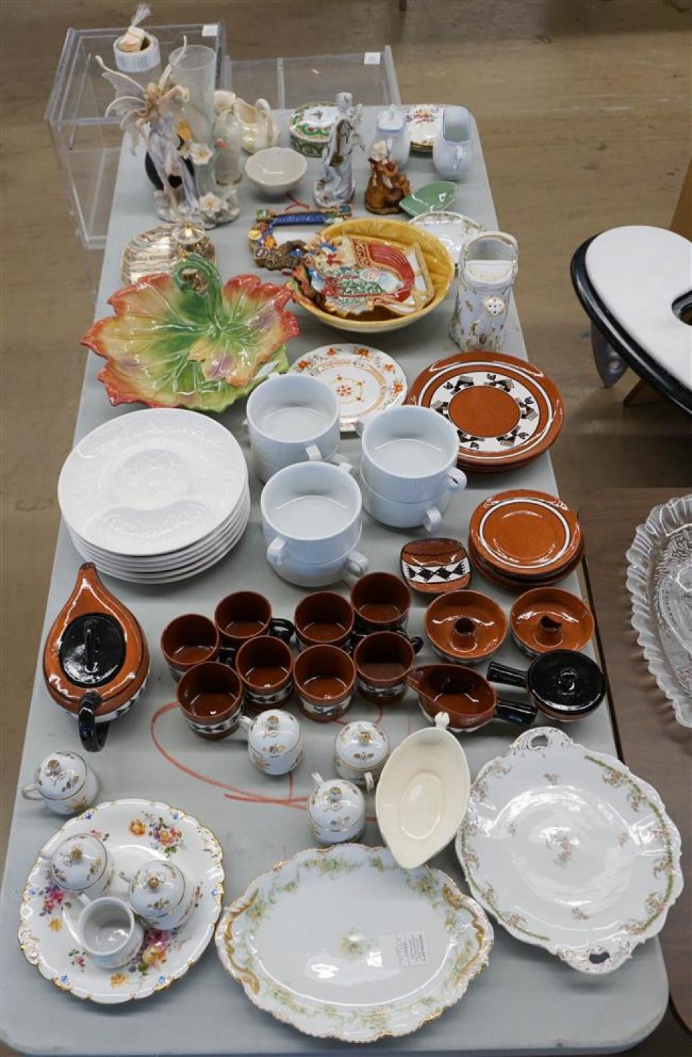 TABLE LOT WITH PORCELAIN POTTERY 321e98