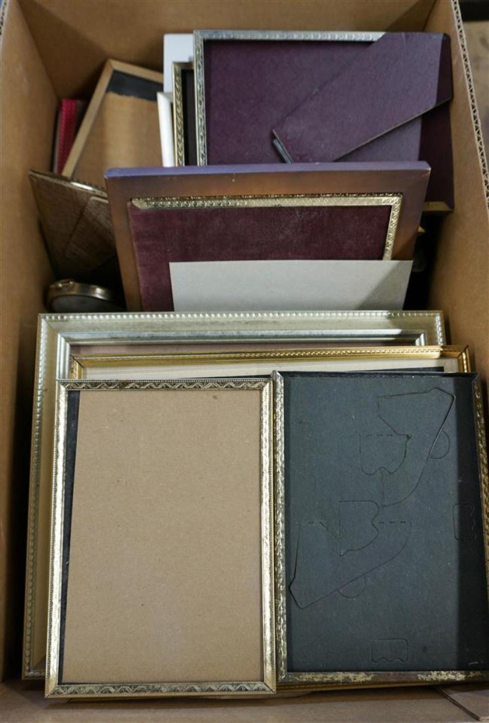 BOX WITH ASSORTED PHOTOGRAPH FRAMESBox 321ea7