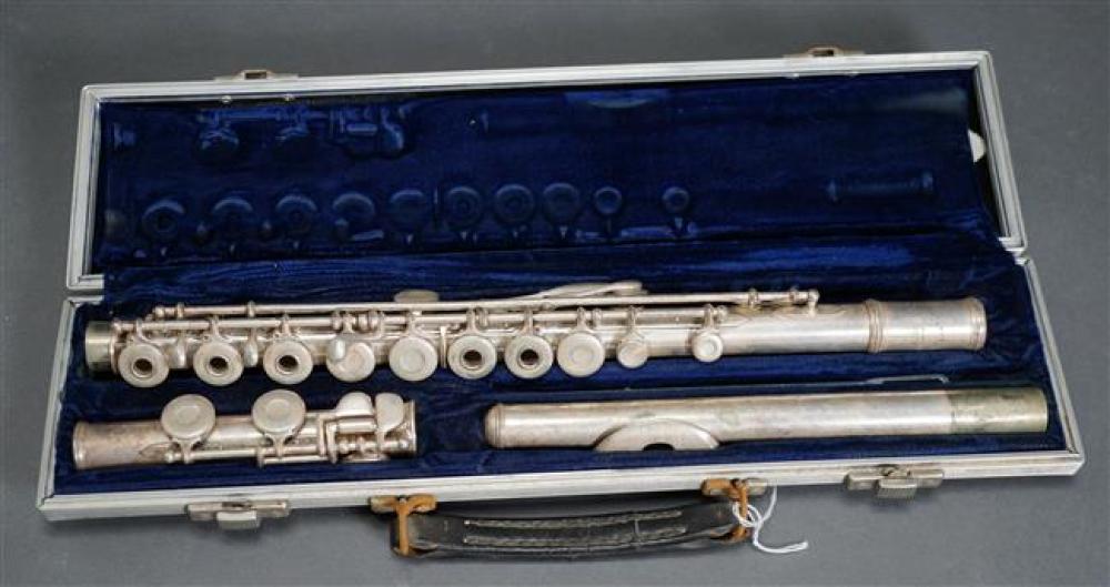 W. T. ARMSTRONG FLUTE IN CASEW. T. Armstrong