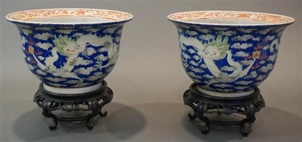 PAIR CHINESE 'FAMILLE ROSE' BLUE