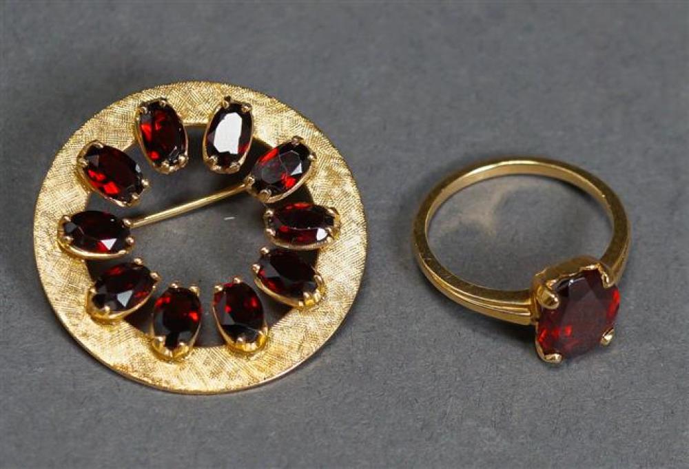 14 KARAT YELLOW GOLD AND GARNET 321fdc