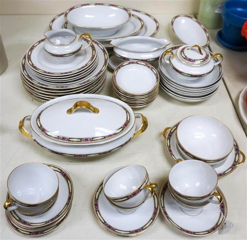 ROYAL BAYREUTH PORCELAIN DINNER SERVICE,